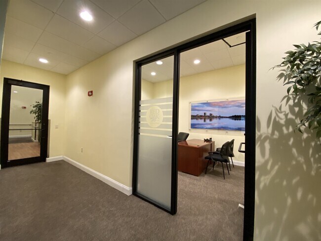 Building Photo - 875 Elm St