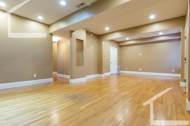 Building Photo - 1609 Beacon St