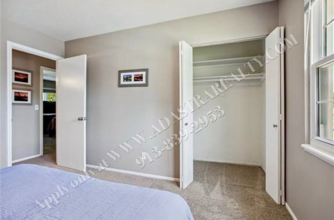 Building Photo - Updated 3Bed/2.5 Bath Duplex in Gladstone-...