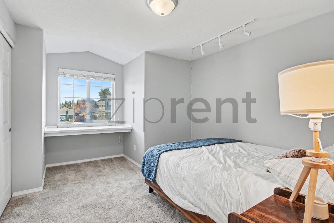 Building Photo - Unit