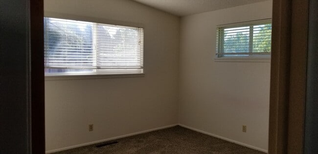 Building Photo - 3 bedroom, 1 bath rance style home on corner lot.