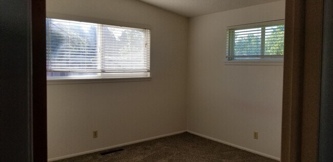 Building Photo - 3 bedroom, 1 bath ranch style home on corner lot.