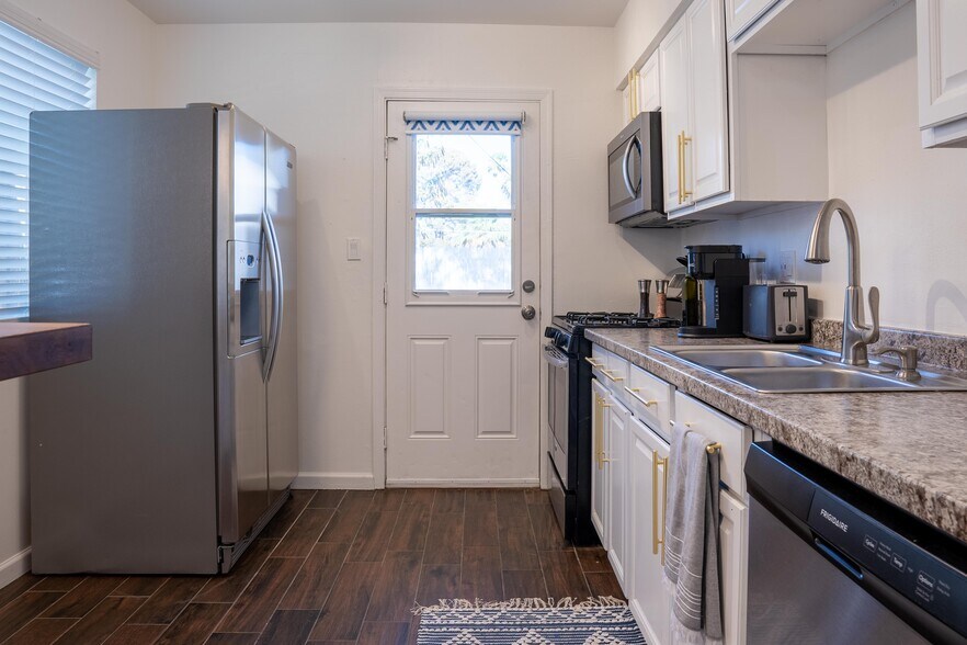 Kitchen w stainless appliances - 4615 N 14th St