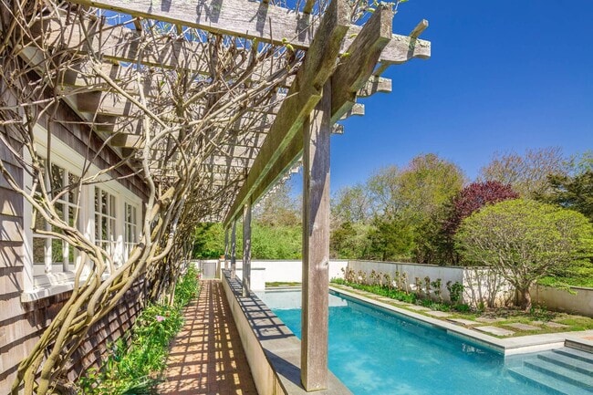 Building Photo - 27 Horseshoe Dr N