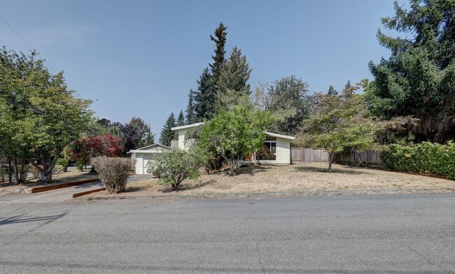 Building Photo - Lovely 4BR 1.75BA Bellevue Tri-Level Home