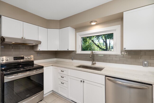 Building Photo - 4047 Ledgestone Dr