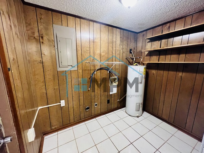 Building Photo - 105 Hilltop Dr