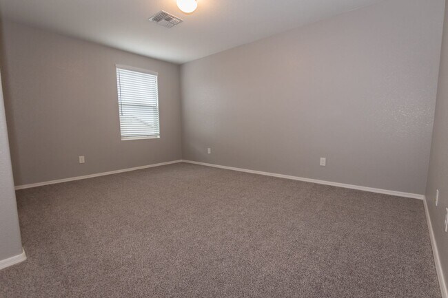Building Photo - Beautiful 2-Story Home, 5 Bedroom, 3 Full ...
