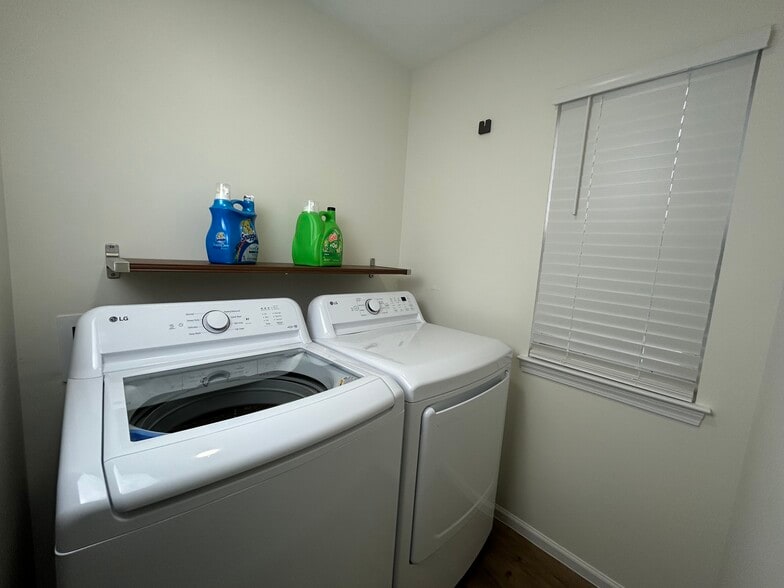 Building Photo - 4015 Lake Charles Way