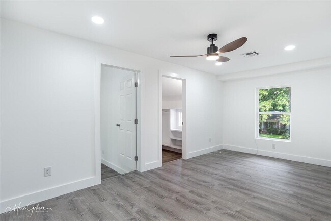 Building Photo - "Spacious 4-Bedroom Gem with a flex room a...