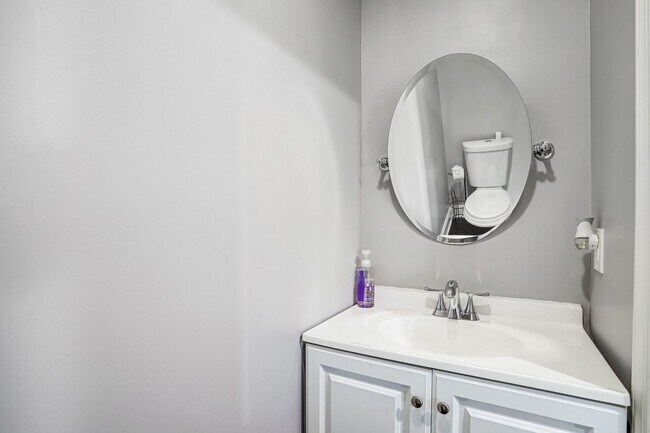 Building Photo - Bright and Beautiful Benning Ridge Abode