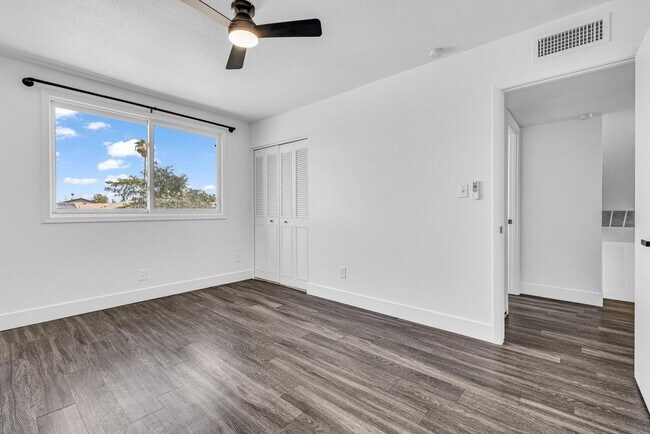 Building Photo - 6 bed/ 3.5 bath