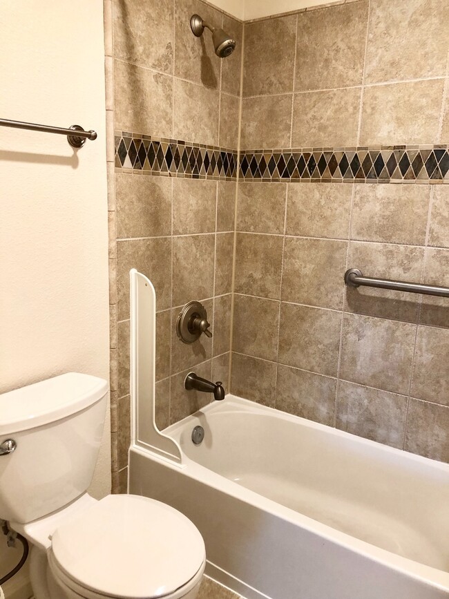 Building Photo - Very Nice 1 bedroom in gated community $1095