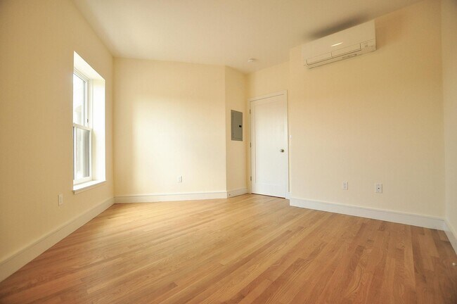 Building Photo - 867 Beacon St