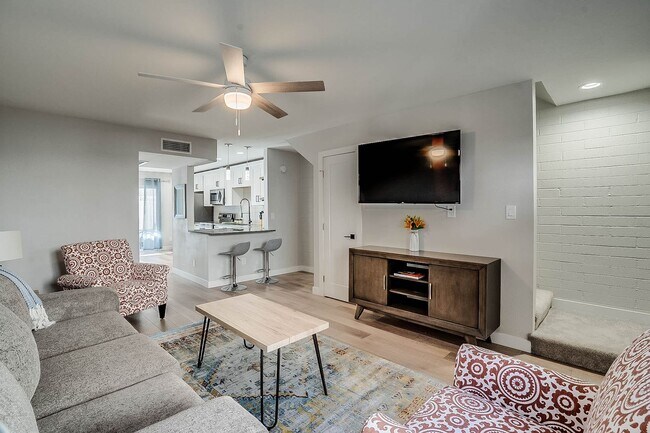 Building Photo - Prime Location - 2-bedroom, 1.5-bath townhome in Central Scottsdale!