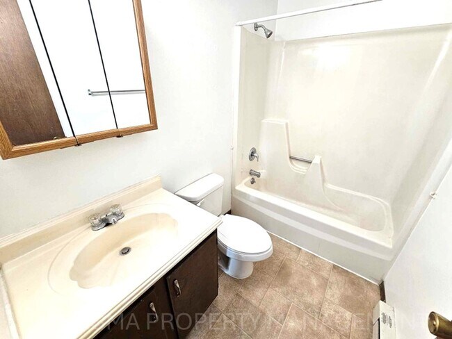 Building Photo - 2 BD, 1 BA in Garretson - Small Town Living Near Big City Amenities