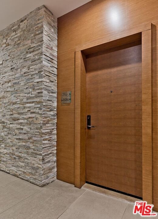 Building Photo - 225 S Hamilton Dr