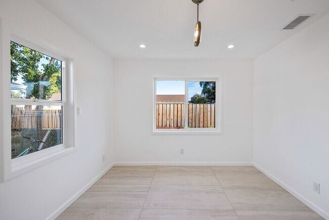 Building Photo - 113 Donaldson Way W