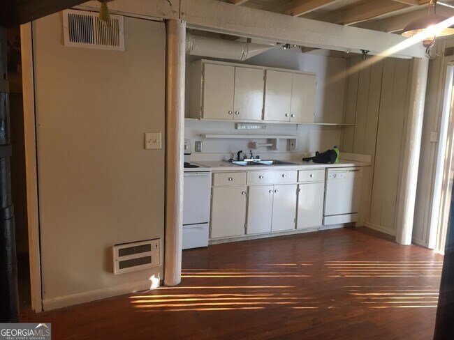 Building Photo - 1453 S Barnett Shoals Rd