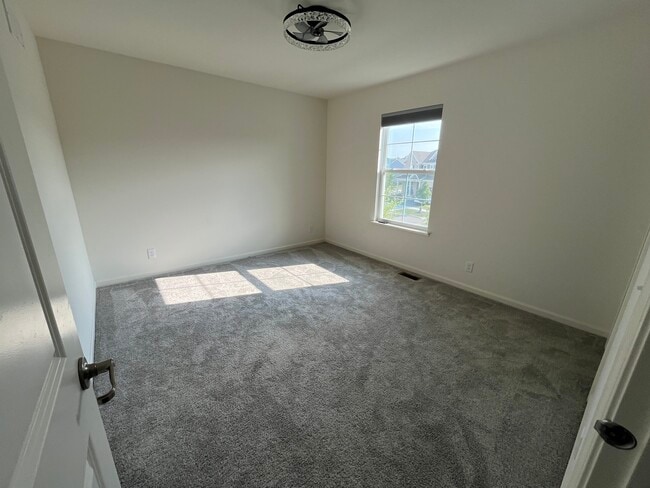 Building Photo - 356 S Pointe Ave