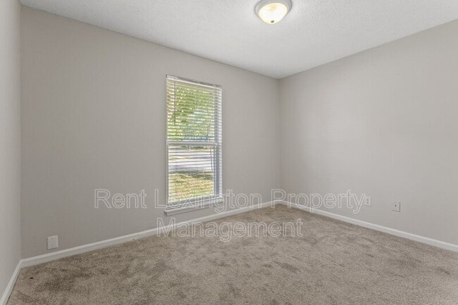 Building Photo - 123 Kingsway Dr