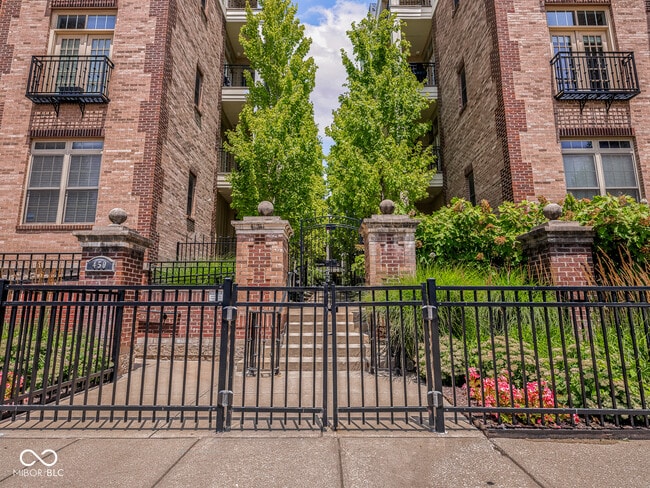 Building Photo - 450 E Ohio St