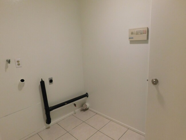 Building Photo - Spacious One Story 3-bedroom, 2-bathroom H...