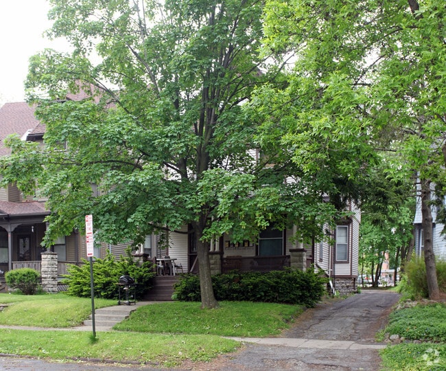 Building Photo - 7 Birch Crescent