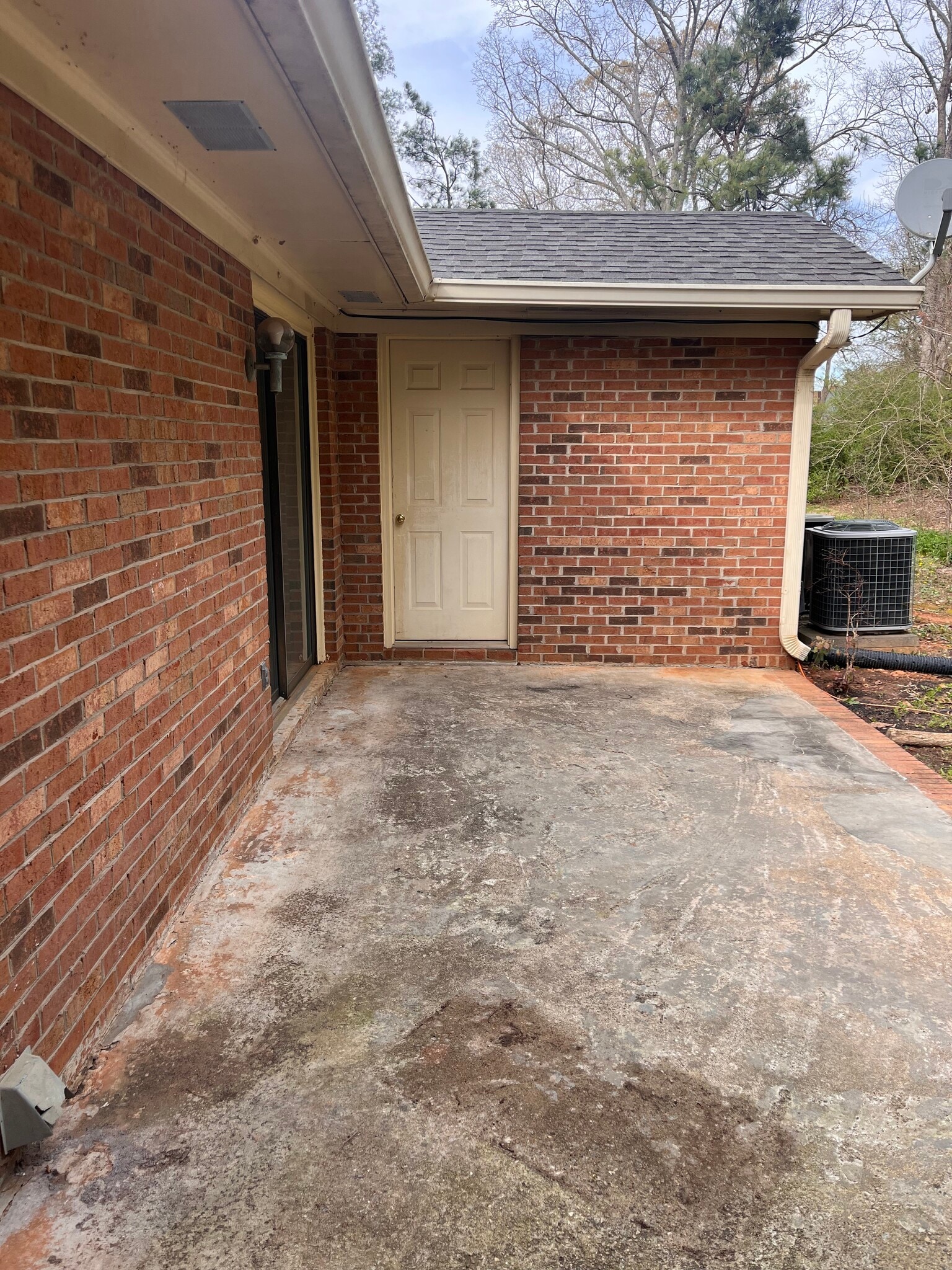 Building Photo - 2040 Pineview Dr