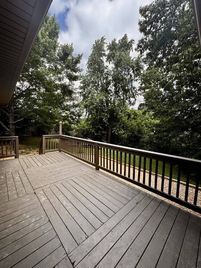 Building Photo - 723 N Lakeview Dr