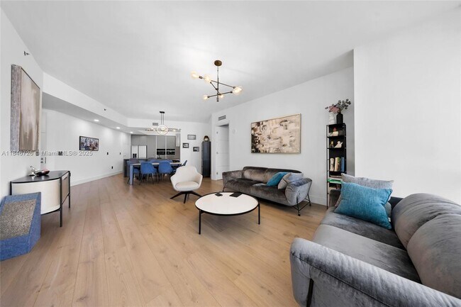 Building Photo - 16001 Collins Ave