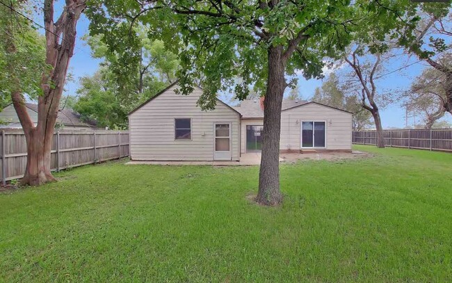 Building Photo - Beautiful Goddard Home with Oversized Garage