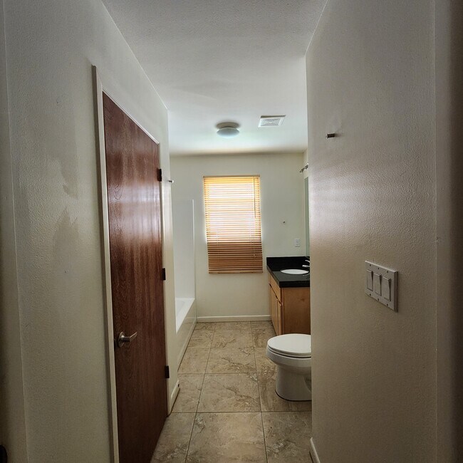 Building Photo - 1915 Lacywood