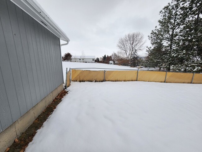 Building Photo - Immaculate 3 bedroom 2 bath split level ho...