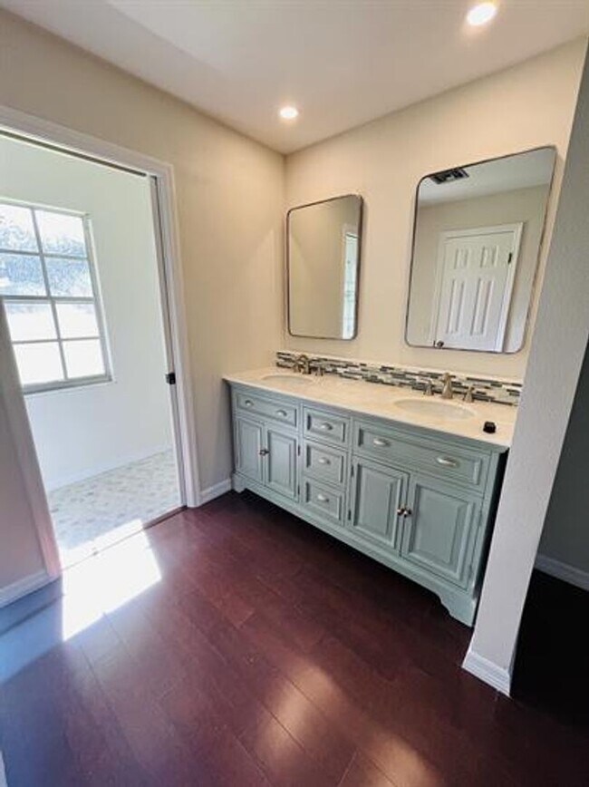 Building Photo - Eustis Lake Front Home with 2 Primary Bedr...
