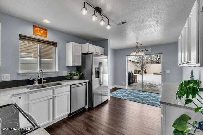 Building Photo - 3-Bedroom Home in The Landings – Fully Fenced Yard & 2-Car Garage