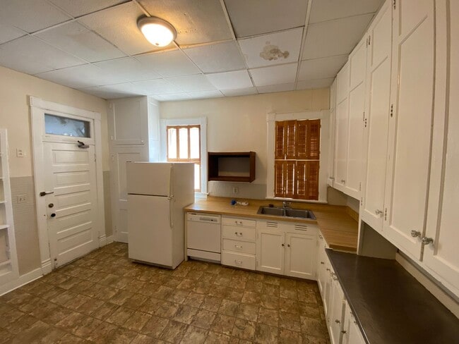Building Photo - 1544 D St