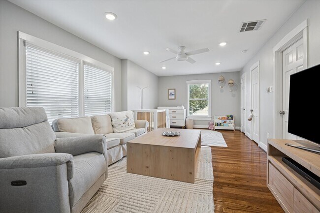 Building Photo - 2420 Nottingham St