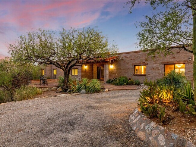 Building Photo - 4 bedroom 2.5 Bath
