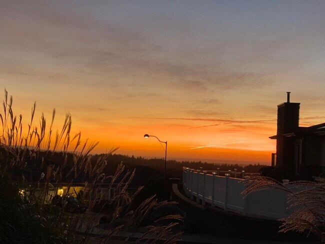 Building Photo - Amazing Bay View 3 bed/3 bath in Coos Bay