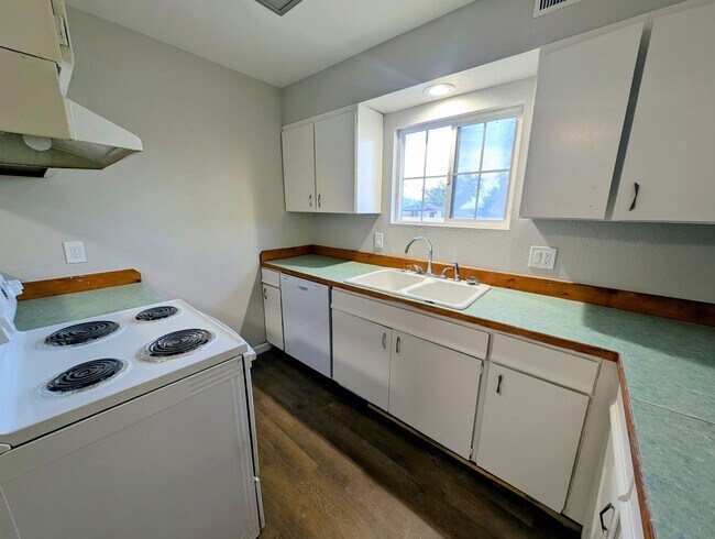 Building Photo - 4-bedroom house with a 2-car garage available in Hawthorne