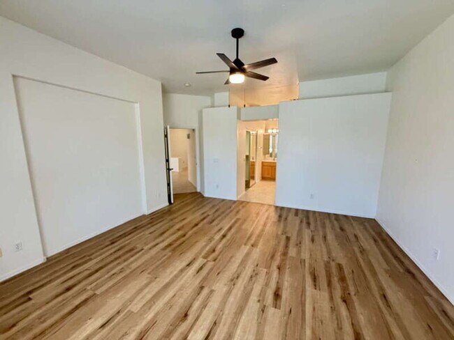 Building Photo - 885 W Aloe Pl