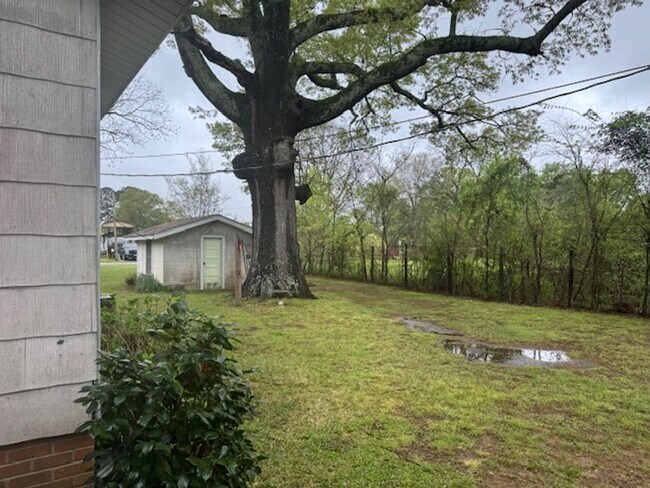 Building Photo - 1105 N White Oak Rd