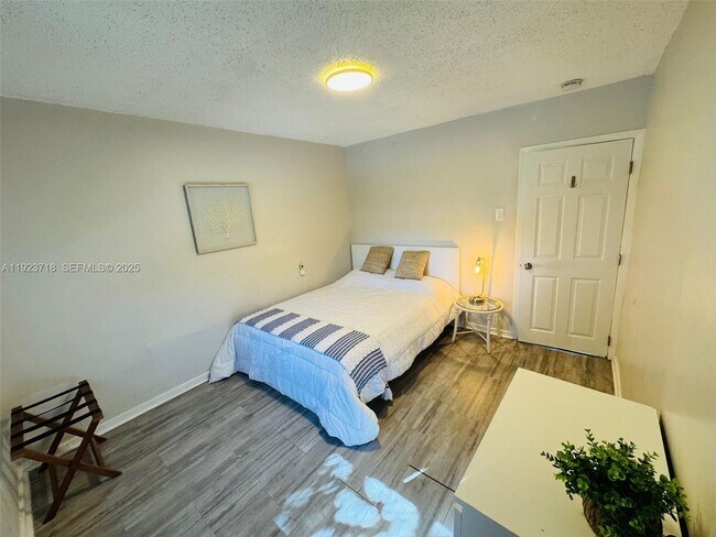 Building Photo - 2205 Roosevelt St