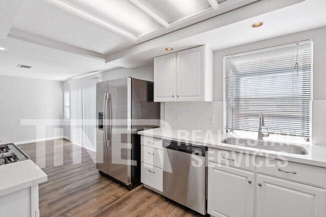 Building Photo - STUNNING UPDATED HOME 5 BEDROOM HOME ON CO...