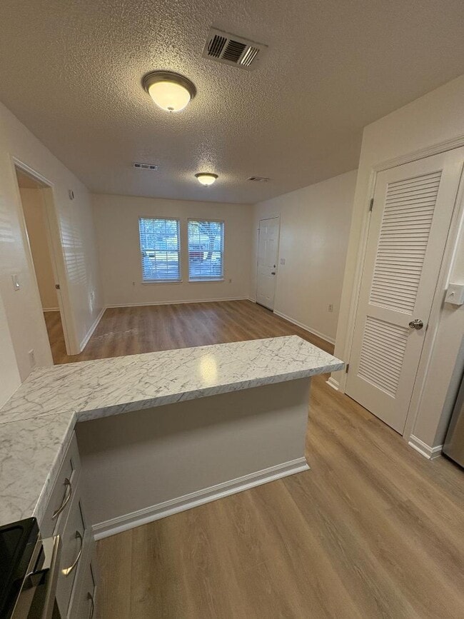 Building Photo - 100 Kazmira Ct