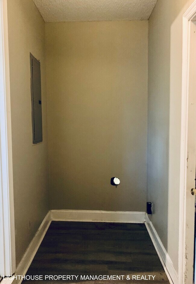 Building Photo - Spacious 2-Bedroom Duplex with Stainless Steel Appliances