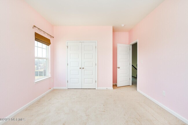 Building Photo - 101 E Point Estates Ct