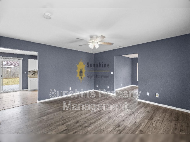 Building Photo - 3017 Camelot Blvd