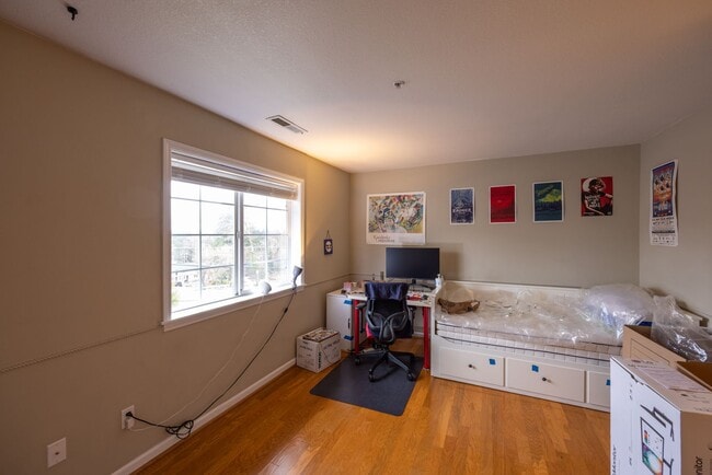 Building Photo - Two bedroom + Bonus room in Vancouver - View